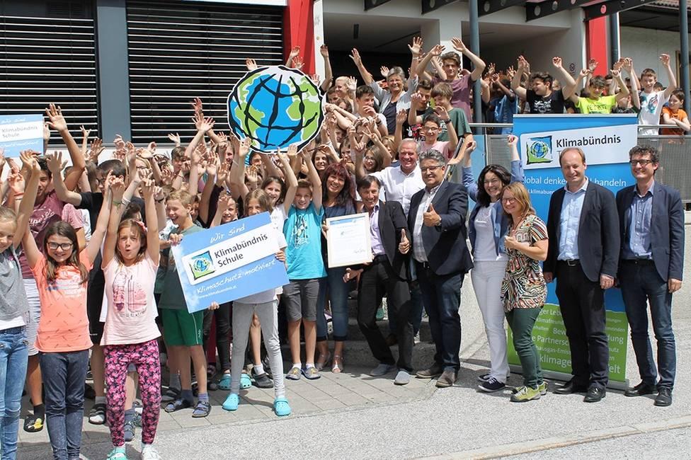 Überreichung der Auszeichnung Klimabündnis-Schule